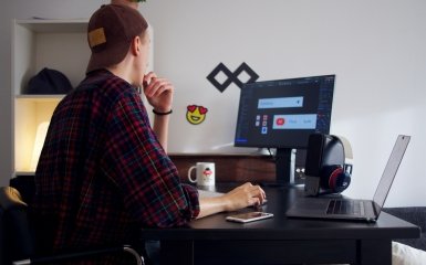 AI vs Фрилансер – противостояние или сотрудничество? Степень влияния ИИ на рынок фриланса в Украине и прогнозы на будущее
