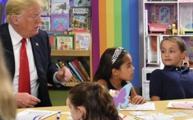 Забыл цвета флага США: Дональд Трамп громко оконфузился во время рисования с детьми