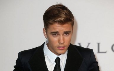 Знаменитый певец разбил поклоннику лицо: появилось видео