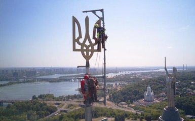 Найбільший прапор України у Києві отримав новий тризуб перед Днем Незалежності