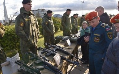 Дитинство з автоматом: окупанти Криму вчать школярів користуватися зброєю