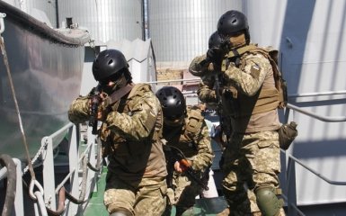 Морський спецназ України захопив корабель-порушник: з'явилися яскраві фото навчань