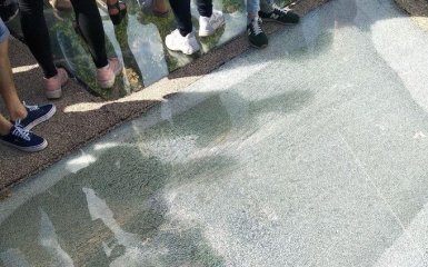 Новий пішохідний міст у Києві пошкодили у першу ж ніч: що сталося