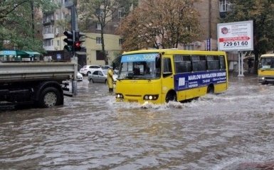 Одесситы уже ныряют на затопленных ливнем улицах: появилось видео