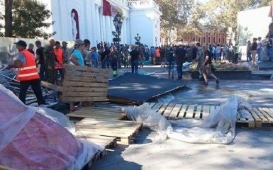 В Одессе с драками снесли палатки противников мэра: опубликованы фото
