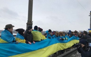 На мосту в Києві створили вражаючий "ланцюг Соборності": опубліковано відео