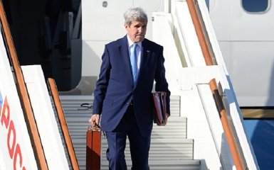 В России испугались чемоданчика, с которым Керри приезжал к Путину
