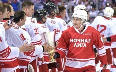 Цирк на льоду: Путін зіграв в хокей з російськими олігархами та депутатами (опубліковані фото)