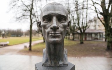 У Вільнюсі встановили пам'ятник борцю з Путыним із зашитим ротом: викладене фото