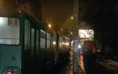 В Киеве произошла авария с троллейбусом: опубликованы фото и видео