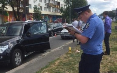 У центрі Києва два мотоциклісти влаштували стрілянину, є поранений: з'явилися фото