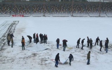 Українські футболісти попрацювали снігоприбиральниками: опубліковано відео
