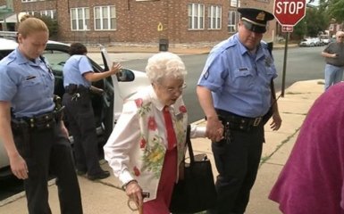 102-летняя бабушка попросила арестовать ее ради острых ощущений: появилось видео