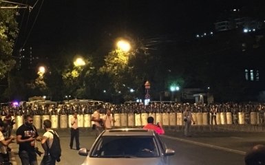 Столкновения в Ереване: Евросоюз обратился к захватчикам полицейского участка