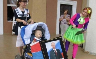 В России детскую коляску украсили "траурным" Путиным: опубликовано фото