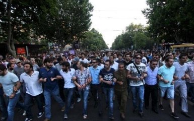 Протесты в Ереване: после столкновений задержаны более ста человек