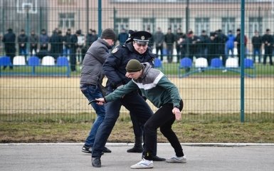 Поліцейські показали Порошенку, як вони можуть бити злочинців: опубліковані фото