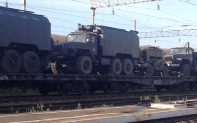Росія знову везе в Україну військову техніку: з'явилося відео