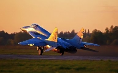 Украинские истребители перехватили нарушителей: появились фото учений