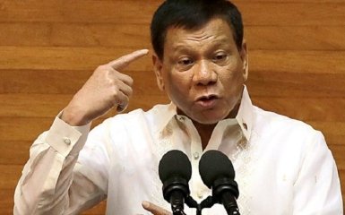 Президент Филиппин поцеловался с незнакомкой на официальной встрече: появилось видео
