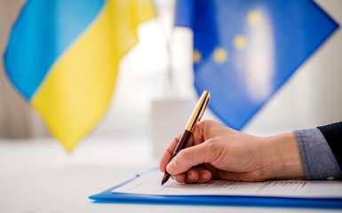 Прапори України та ЄС