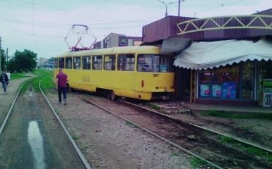 В Харькове трамвай протаранил киоск: опубликованы фото