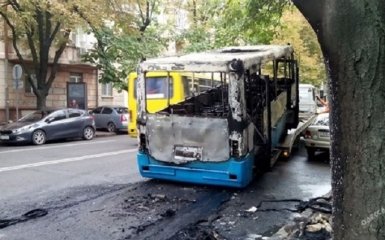 В Одесі маршрутка спалахнула прямо на ходу: з'явилися фото і відео