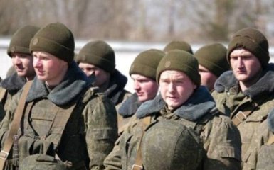 Військові армії РФ здають зброю та намагаються втекти з України