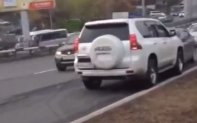 У Росії божевільний водій влаштував дику аварію і втік: опубліковано відео