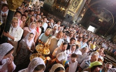 Порошенко, Гройсман и Парубий поздравили украинцев с Троицей