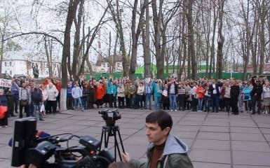 Под Киевом из-за захвата сельсовета люди вышли на улицу: появилось видео и фото