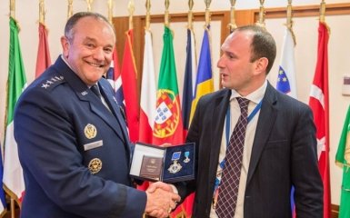 Порошенко наградил орденом американского генерала НАТО