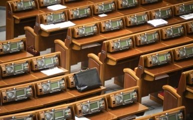 В Раде не стали отменять введение квот на ТВ, отмену "закона Савченко" и запрет "георгиевской ленты"