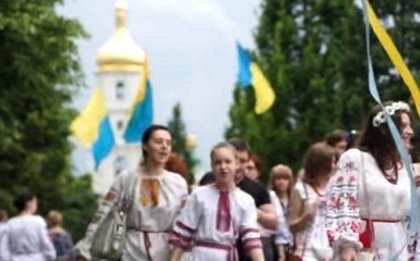 Афроукраинец, козак с люлькой и кот-патриот: появилось видео с марша вышиванок в Киеве