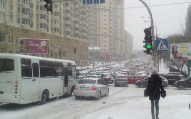Київ під снігом: соцмережі киплять від фотожаб, а Кличко виклав відеозаяву
