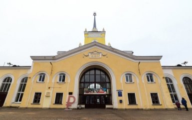 У російському місті Дно встановили знак рубля