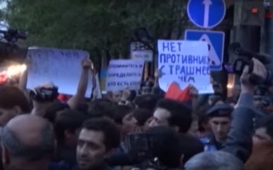 Посольство России в Армении забросали яйцами: появилось видео
