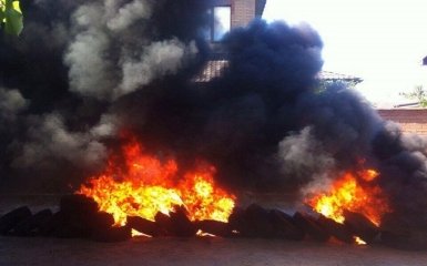 Біля будинку віце-прем'єра підпалили і одразу загасили шини: з'явилися фото