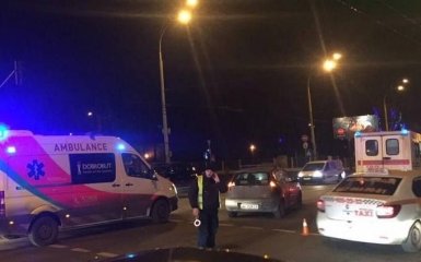 В центре Киева водитель сбил двух пешеходов прямо на переходе: появились фото и видео