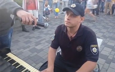 Полицейский-пианист в Днепре впечатлил соцсети рок-гимном: опубликовано видео