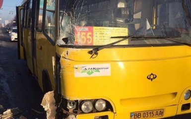 В Киеве Mercedes влетел в маршрутку: появились фото и видео серьезной аварии