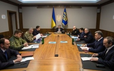 Обстановка на Донбасі ускладнилася, Порошенко скликав військовий кабінет
