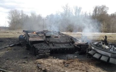 В Донецкой области бойцы ССО дронами уничтожили российский танк Т-72 — видео