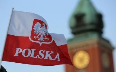 В Луцке из гранатомета обстреляли консульство Польши: появились фото
