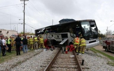 У США потяг протаранив автобус з пасажирами: опубліковані фото