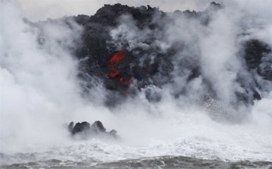 Потоки лавы вулкана на Гавайях достигли океана и образовали токсичное облако: появились шокирующие снимки
