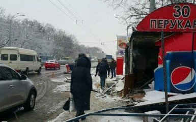 В Киеве фура снесла остановку, много раненых: появились фото