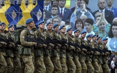 "Слава Україні!": Порошенко назвав дату офіційного введення нового вітання ЗСУ