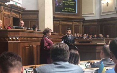 У Зеленського під час інавгурації впало президентське посвідчення (відео)