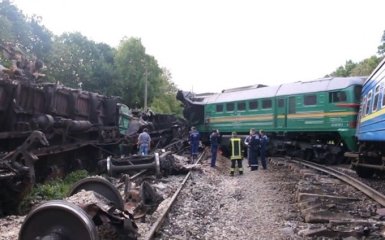 Аварія пасажирського поїзду на Хмельниччині: в "Укрзалізниці" розглядають дві версії